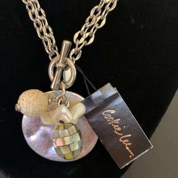 Shell and Raffia Necklace - Picture 3 of 6